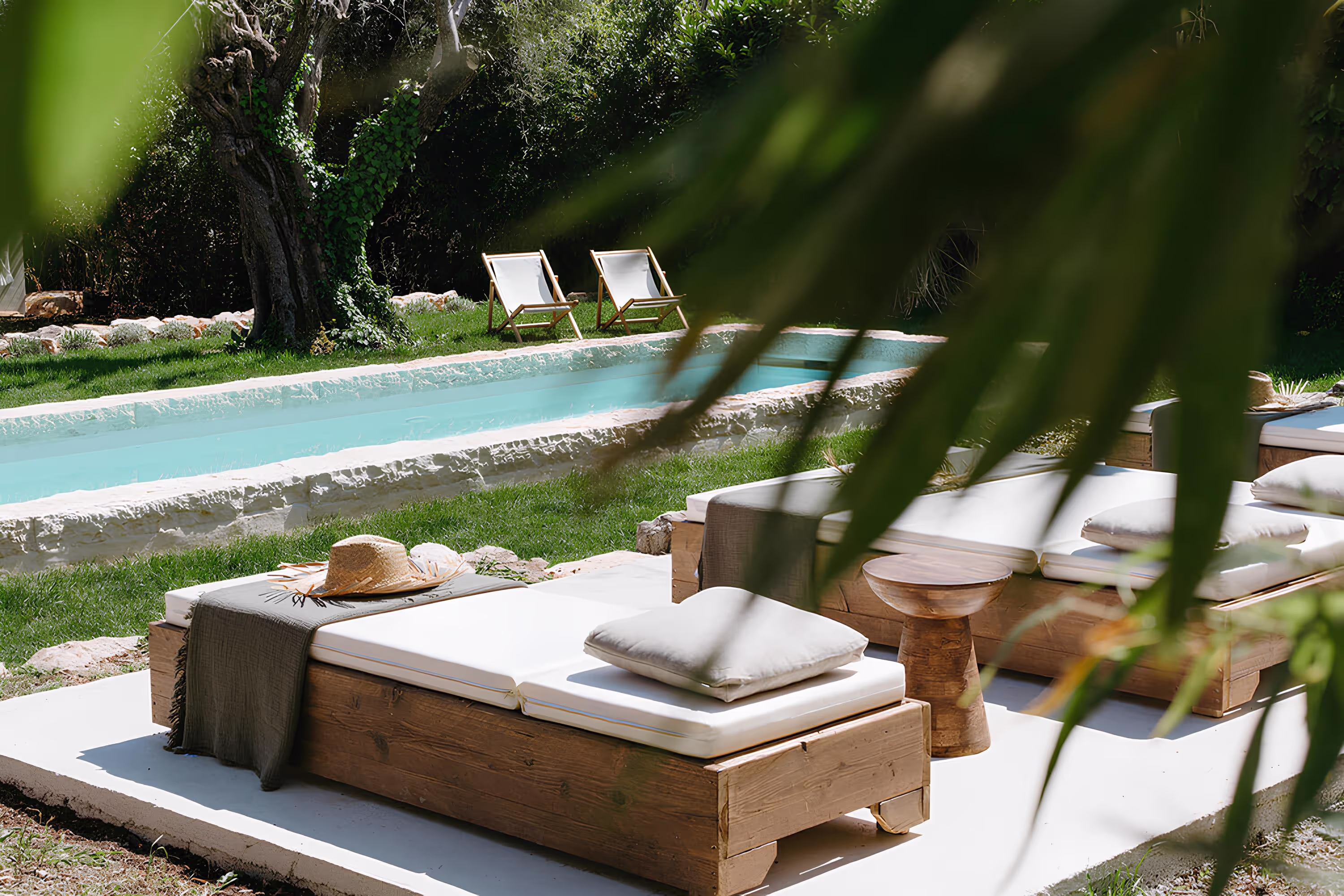 Bain de soleil dans un cadre idyllique, idéal pour une reconnexion à l’essentiel pendant votre retraite bien-être Beautiful Break.