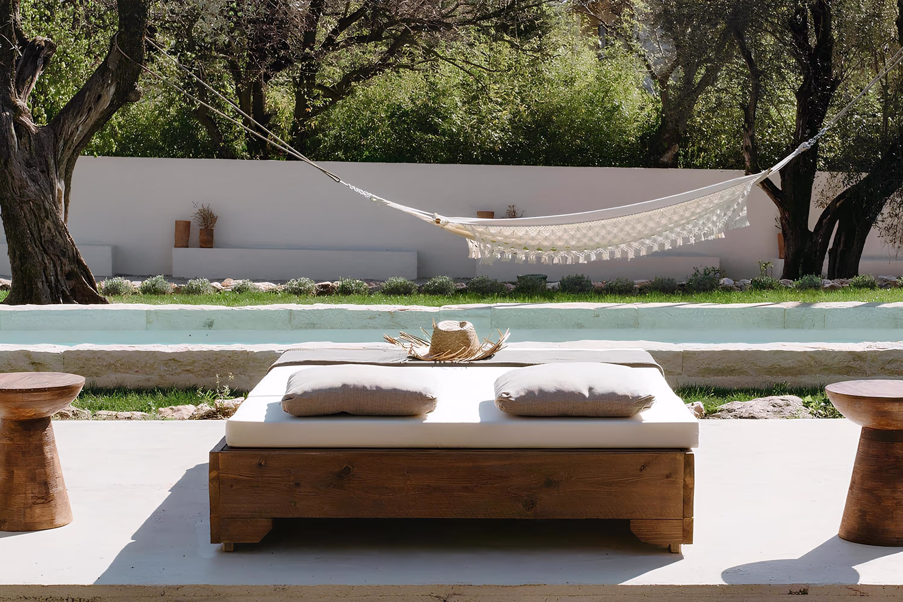 Cadre apaisant avec bain de soleil et hamac au bord d’une piscine, parfait pour retrouver la sérénité intérieure durant un week-end détente Beautiful Break.