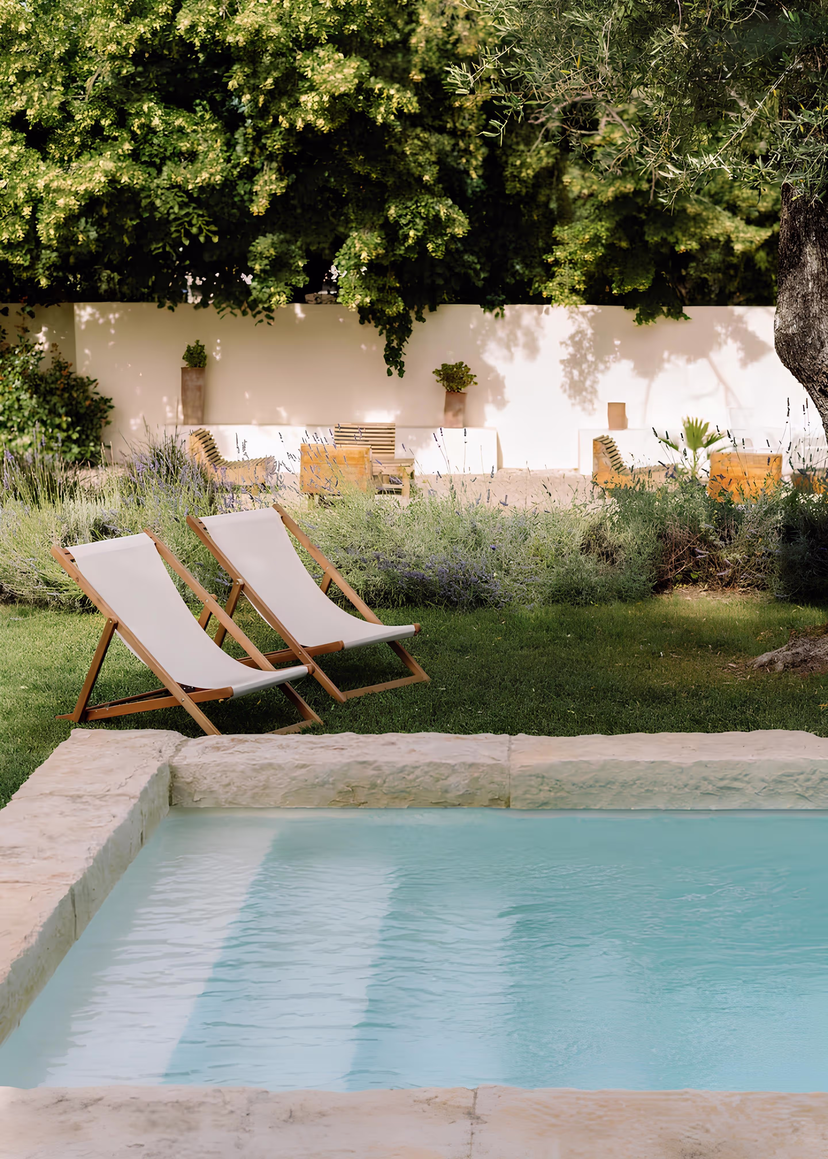 Espace détente près de la piscine, parfait pour lâcher prise lors d’une retraite bien-être Beautiful Break sur la Côte d’Azur.