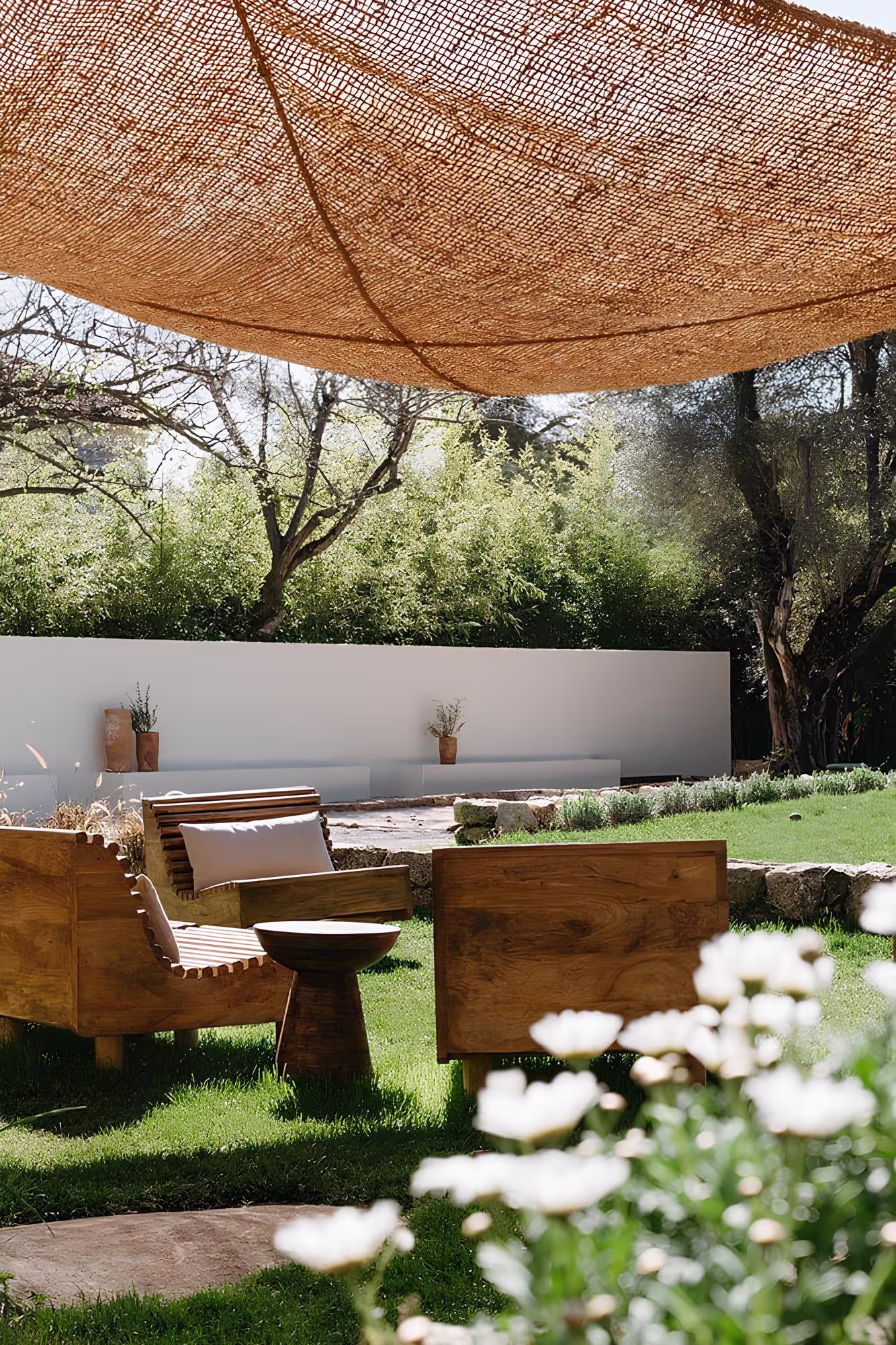 Jardin ombragé pour une retraite bien-être Beautiful Break, un cadre idyllique pour se ressourcer sur la Côte d’Azur.