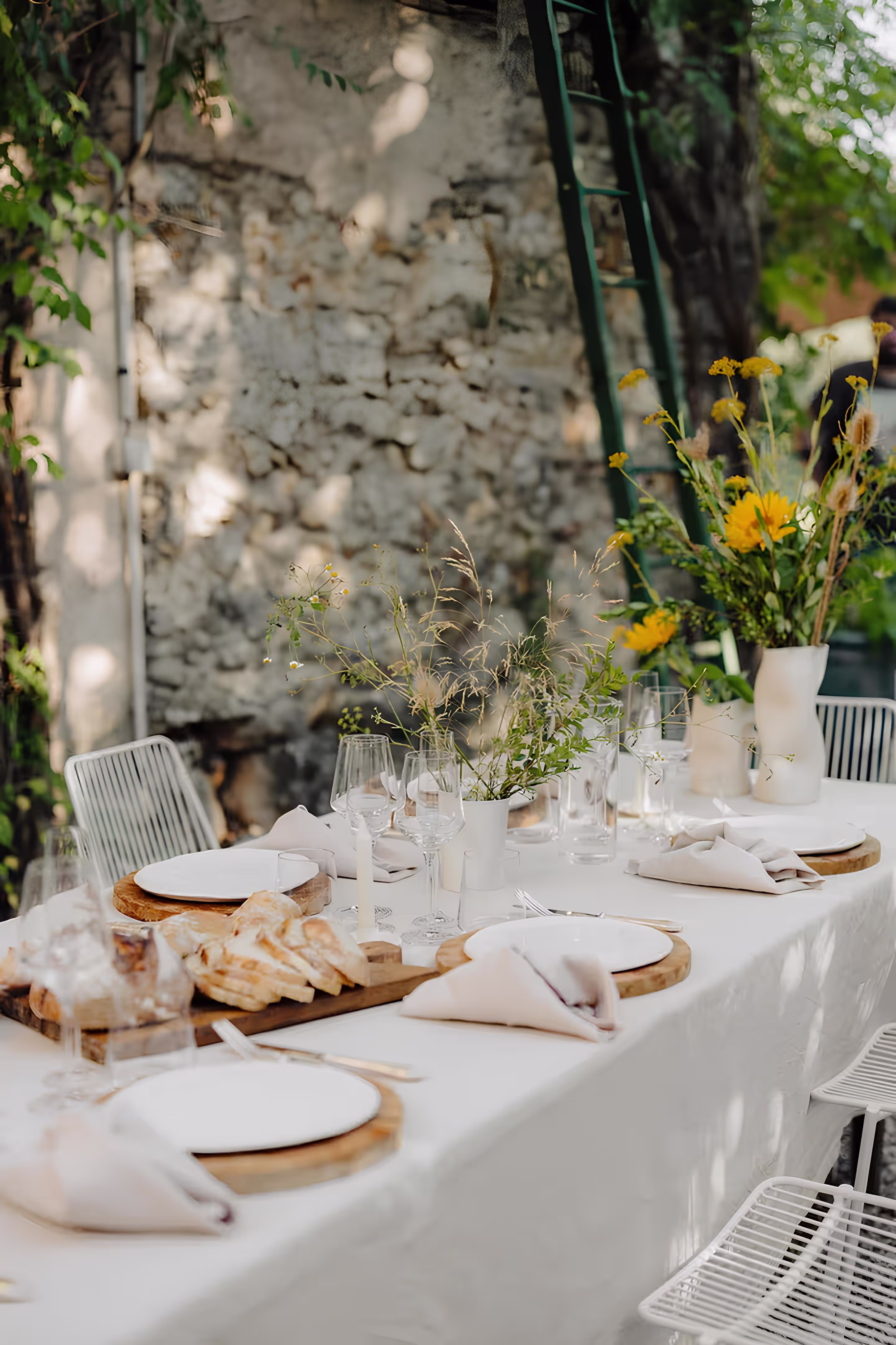Table dressée avec élégance en extérieur pour une parenthèse bien-être Beautiful Break dédiée à la détente et la reconnexion à l’essentiel.